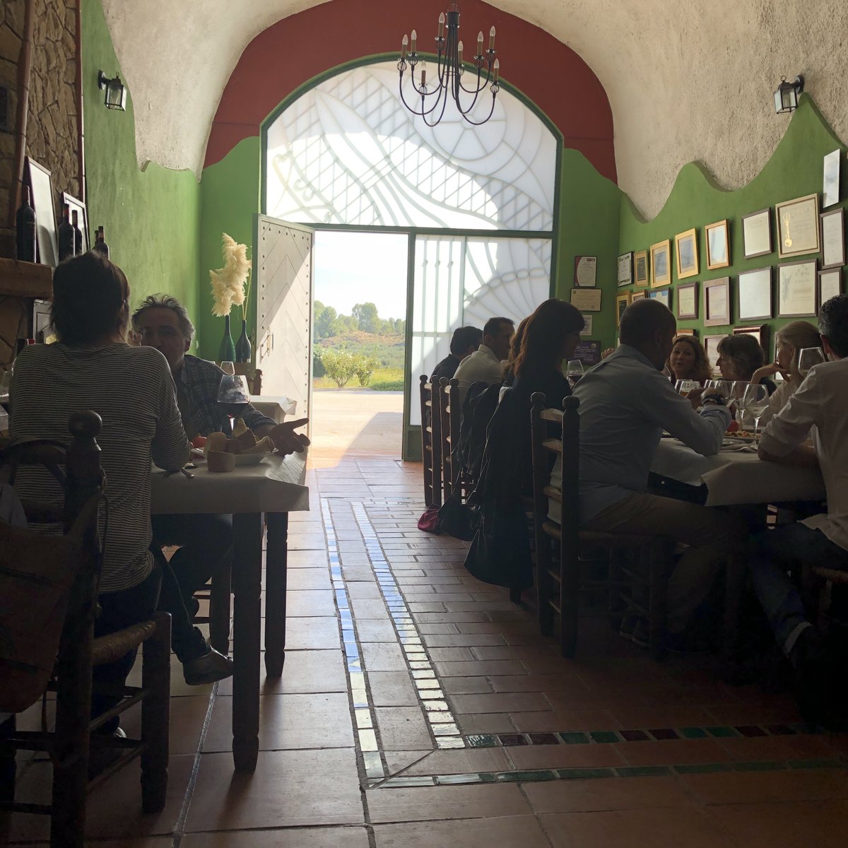 pagodealmaraes's tweet photo. En 2020 ven a disfrutar de nuestras #catadevinos 🍷🍷

📍 Carretera de Fonelas, Km-1, 18510 - Benalúa (Granada)
☎ (＋34) 958 348 752
📧 info@bodegaspagodealmaraes.es
https://t.co/tJIgHp0RuB https://t.co/fD3ol5HEW5