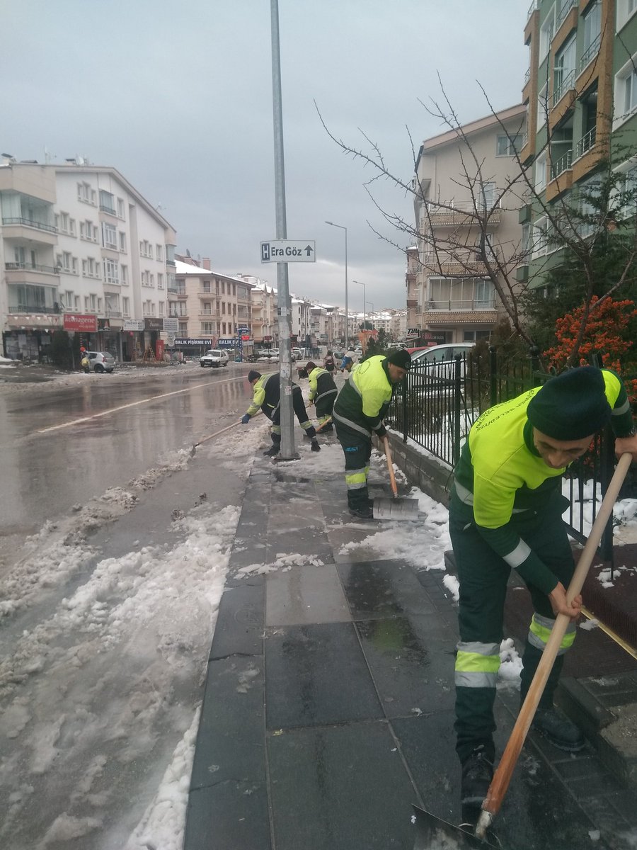 Mithat Yerlikaya (@mithatyerlikay6) on Twitter photo Keçiören belediyesi temizlik işleri olarak gerek tuzlama gerek kar küreme gerek buz kırmaya devem ediyoruz oturmak durmak yok <a href="/keciorenbeltr/">T.C. KEÇİÖREN BELEDİYESİ</a> Keçiören belediyesi temizlik işleri olarak gerek tuzlama gerek kar küreme gerek buz kırmaya devem ediyoruz oturmak durmak yok <a href="/keciorenbeltr/">T.C. KEÇİÖREN BELEDİYESİ</a>