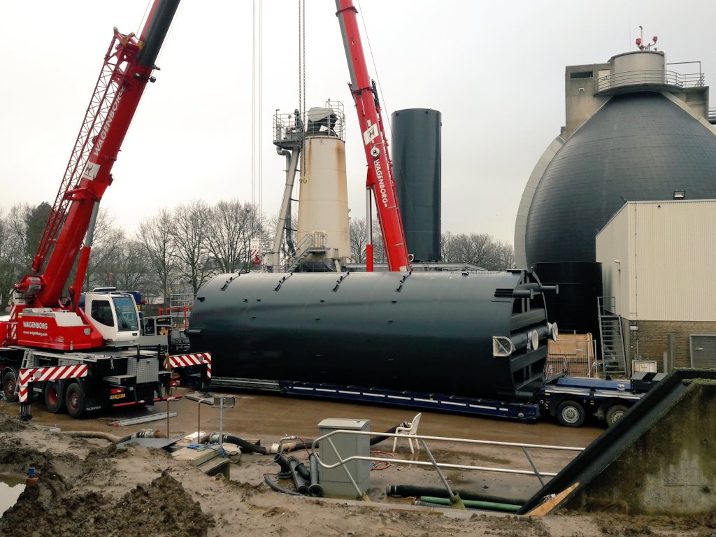 Vandaag installatie van 2 nieuwe slibsilo's als onderdeel van de #energiefabriek op de rwzi Hengelo van <a href="/Vechtstromen/">Vechtstromen</a> #energieneutraal