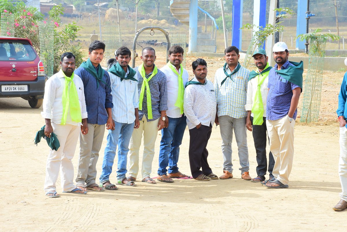 NikhilGoudTRS's tweet photo. పల్లె ప్రగతి కార్యక్రమంలో భాగంగా జిన్నారం గ్రామంలో సర్పంచ్ లావణ్య శ్రీనివాస్ రెడ్డి గారి ఆధ్వర్యంలో గ్రామంలో మహిళలు,యువకులు,విద్యార్థులతో కలసి పారిశుద్ధ్య, పచ్చదనం,పరిశుభ్రం పై అవగాహన ర్యాలీ నిర్వహించడం జరిగింది.
#Mycleanvillage.
#MycleanTelangana. https://t.co/XUM1TLbrLv