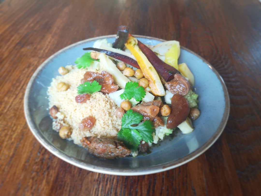 En ce moment à la carte chez @totumcantinebio : tajine de nos légumes d'hiver à la bretonne, pomme confite à la feuille de zaatar, semoule lentille corail - pois chiche, fruits secs thé noir et pétales de rose, harissa de kari gosse lorientais 😍 #TotumCantineBio #nantes #vegan