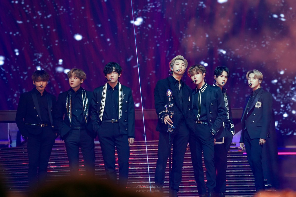 Бтс на фон 1920*. Группа бтс 2019. Полностью группа бтс. Bts t. Корейская группа бтс.