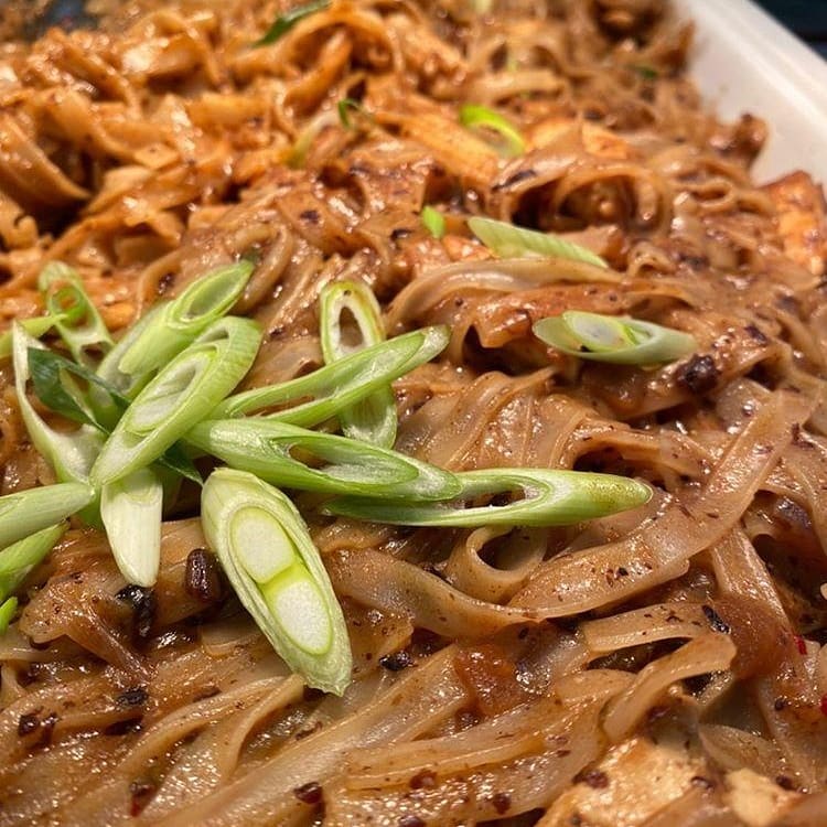 FelstedCatering's tweet photo. Welcome back! Straight into meat free Tuesday! Today we have for you a delicious choice of rice noodles in a black bean sauce with tofu and a medley of Quorn with fried rice and vegetables! Yum!! #felstedfamily #meatfreetuesday https://t.co/6NePtSKERy