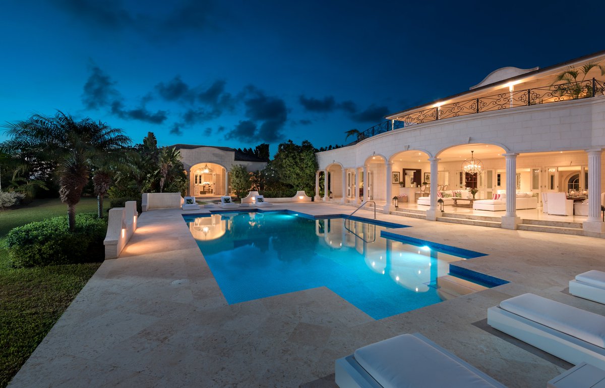 _UniqueLiving_'s tweet photo. #MonkeyManor is a grand, elegant and contemporary #villa located within the #exclusive #RoyalWestmoreland #gated #estate, situated only minutes from the #beach and with commanding #Caribbean views of the #sea.  #closetobeach #tropicalgardens https://t.co/b23jMtZeKN