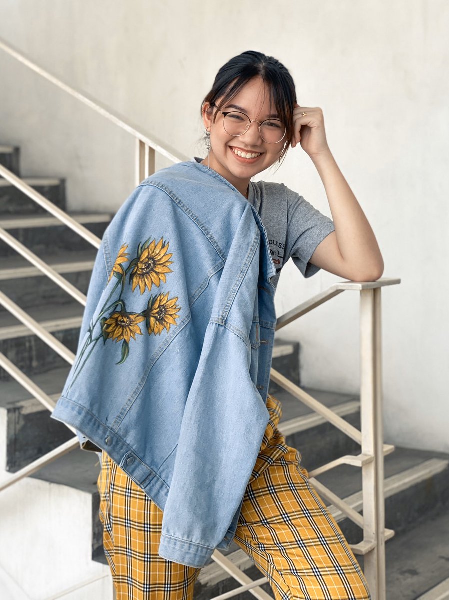 sumeryen's tweet photo. just spent the first few days of 2020 painting sunflowers on a thrifted jacket and fell in love with painting again 🥺🌻

( also commission me please i am: Broke ) https://t.co/ZpO27zNvR5