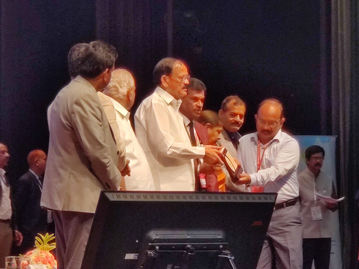 CSIR_IND's tweet photo. CSIR is pleased to have been adjudged as Exhibitor of the year at Pride of India Expo. Being presented by Hon’ble Vice President in Presence of Hon’ble Chief Minister of Karnataka. #IndianScienceCongress @PMOIndia @drharshvardhan @shekhar_mande @ISCPOIEXPO https://t.co/BvLILaHBqM