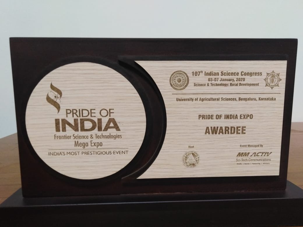 CSIR_IND's tweet photo. CSIR is pleased to have been adjudged as Exhibitor of the year at Pride of India Expo. Being presented by Hon’ble Vice President in Presence of Hon’ble Chief Minister of Karnataka. #IndianScienceCongress @PMOIndia @drharshvardhan @shekhar_mande @ISCPOIEXPO https://t.co/BvLILaHBqM