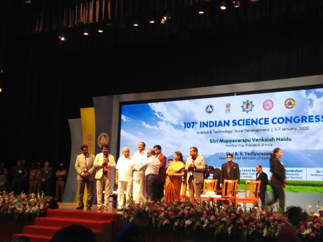 CSIR_IND's tweet photo. CSIR is pleased to have been adjudged as Exhibitor of the year at Pride of India Expo. Being presented by Hon’ble Vice President in Presence of Hon’ble Chief Minister of Karnataka. #IndianScienceCongress @PMOIndia @drharshvardhan @shekhar_mande @ISCPOIEXPO https://t.co/BvLILaHBqM