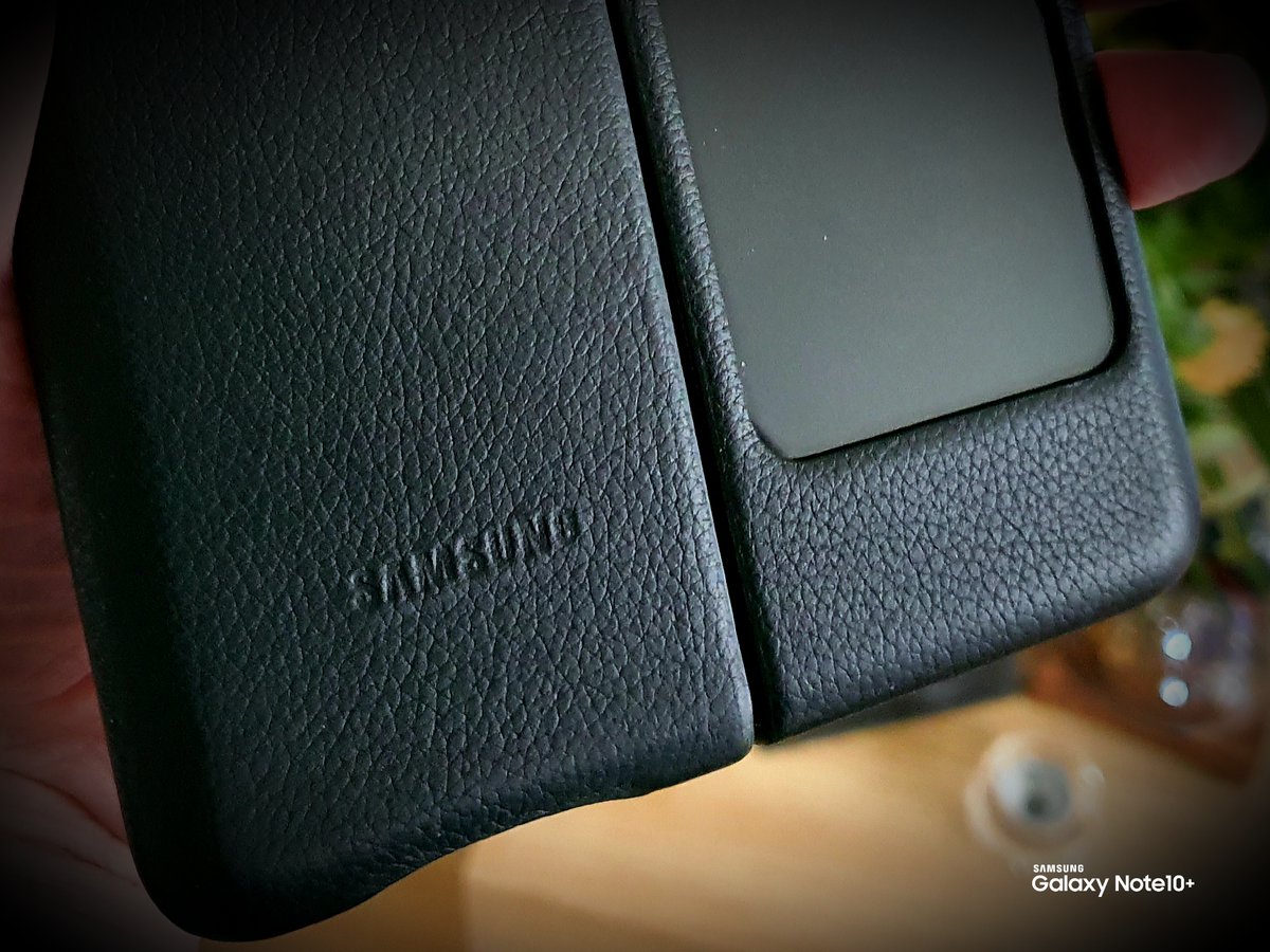 henklbr's tweet photo. "Is it a #Phone, Is it a #Tablet? No: it's BOTH!"... 😉
The bigger, the better, luxury: #GalaxyFold
Complete it with the "Leather Cover"... 😍
Soon available in the Netherlands too... (January 10th, 2020)
#InfinityFlexDisplay #design #withGalaxy #DoWhatYouCant #YearOfPassion https://t.co/nfGPUIIcIx