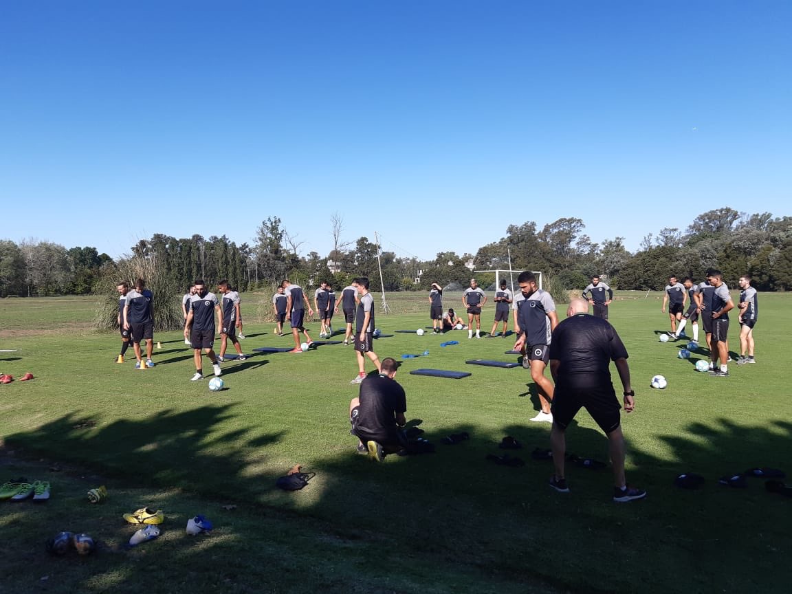 RealPilar_FC's tweet photo. #Pretemporada2020 ⚪️⚫️⚪️
Soleada mañana ☀️en @PilaeCD
Comenzó a moverse el Rey ⚽️
#EsReal #RealPilar #Monarca #PrimeraC #Pilar #Pilae https://t.co/MnJcekIYj3