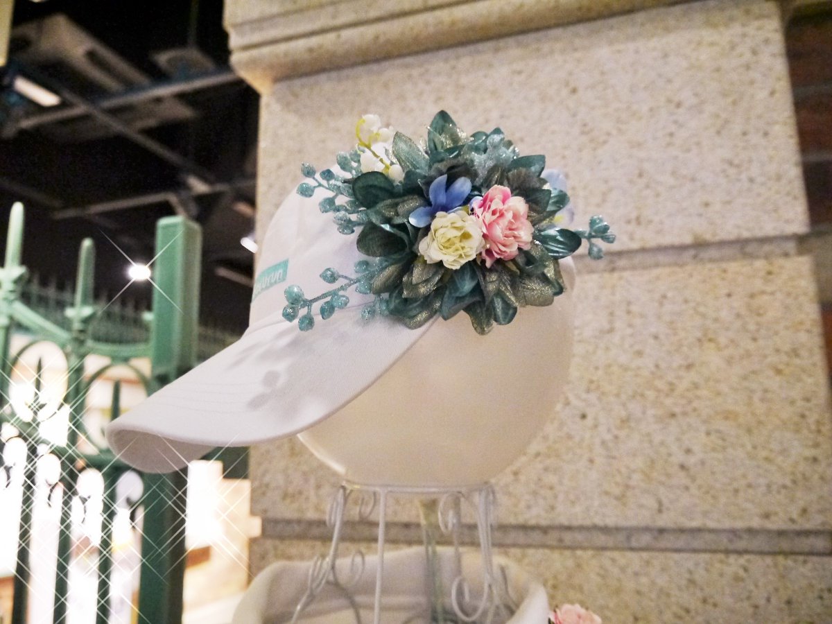 めぐみこ お花屋さん 01 07 チームs 山内鈴蘭 さん生誕祭のお花 Gorurun のゴルフウェアー キャップにも お花を一輪ずつ丁寧に貼り付けてフラワースタンドに こちらにも鈴蘭の花を隠し味に 気がついたら夜が明けてました でも とっても