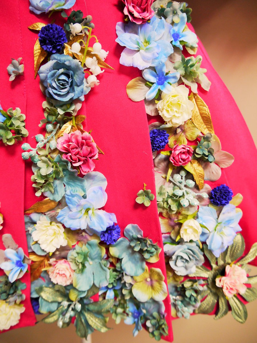 めぐみこ お花屋さん 01 07 チームs 山内鈴蘭 さん生誕祭のお花 Gorurun のゴルフウェアー キャップにも お花を一輪ずつ丁寧に貼り付けてフラワースタンドに こちらにも鈴蘭の花を隠し味に 気がついたら夜が明けてました でも とっても