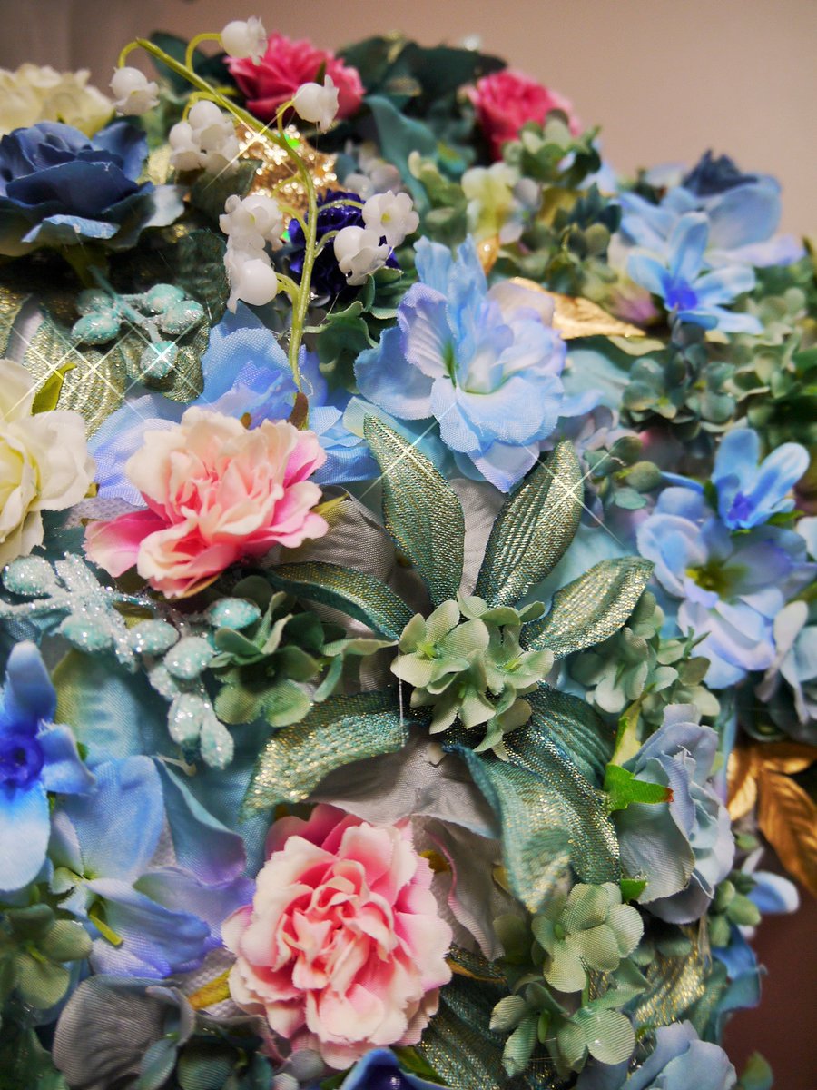 めぐみこ お花屋さん 01 07 チームs 山内鈴蘭 さん生誕祭のお花 Gorurun のゴルフウェアー キャップにも お花を一輪ずつ丁寧に貼り付けてフラワースタンドに こちらにも鈴蘭の花を隠し味に 気がついたら夜が明けてました でも とっても