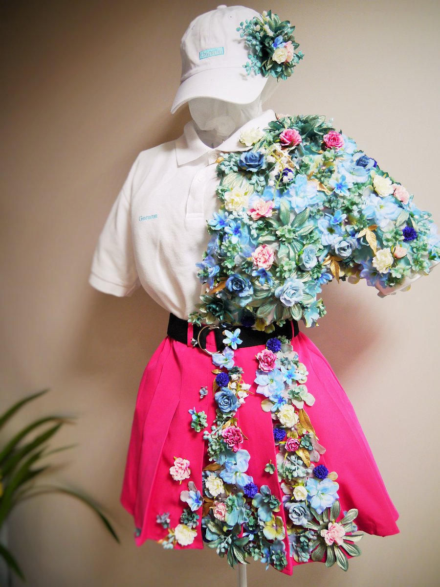 めぐみこ お花屋さん 01 07 チームs 山内鈴蘭 さん生誕祭のお花 Gorurun のゴルフウェアー キャップにも お花を一輪ずつ丁寧に貼り付けてフラワースタンドに こちらにも鈴蘭の花を隠し味に 気がついたら夜が明けてました でも とっても