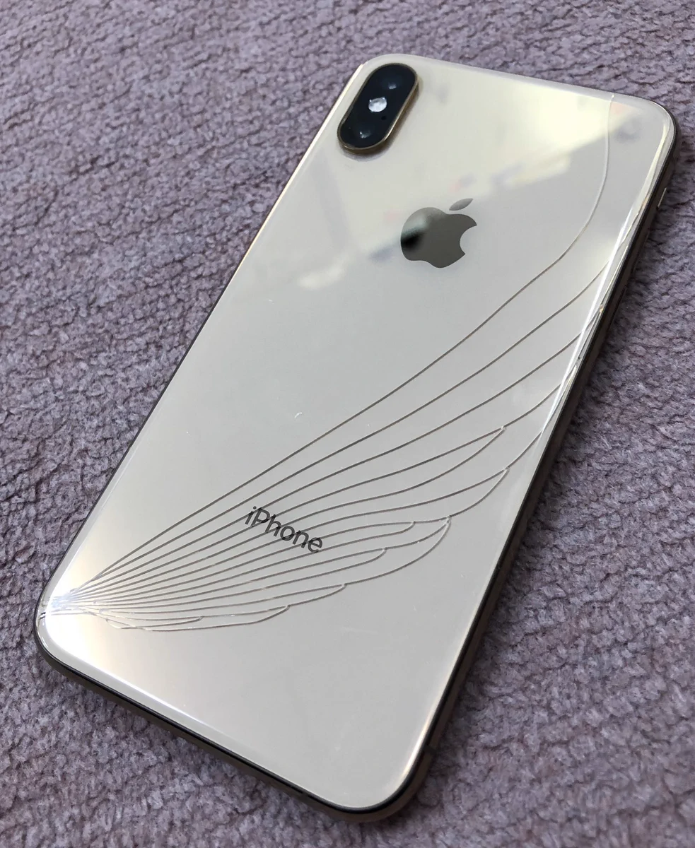 【それどこで買ったの!?】友達が落としたiphoneの模様が羽みたいで綺麗