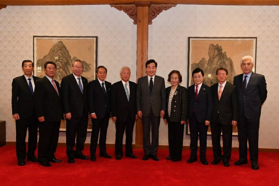 재일동포단체 민단 지도부(중앙본부 단장 여건이). 저녁식사에 모시고 대화. 제주도 감귤밭 조성, 서울 구로수출공단 조성, 서울올림픽 개최 등 중요한 계기마다 조국을 도우신 동포들. 한일관계 경색으로 곤란을 겪으십니다. 양국관계 개선에 변함없이 노력하겠습니다.