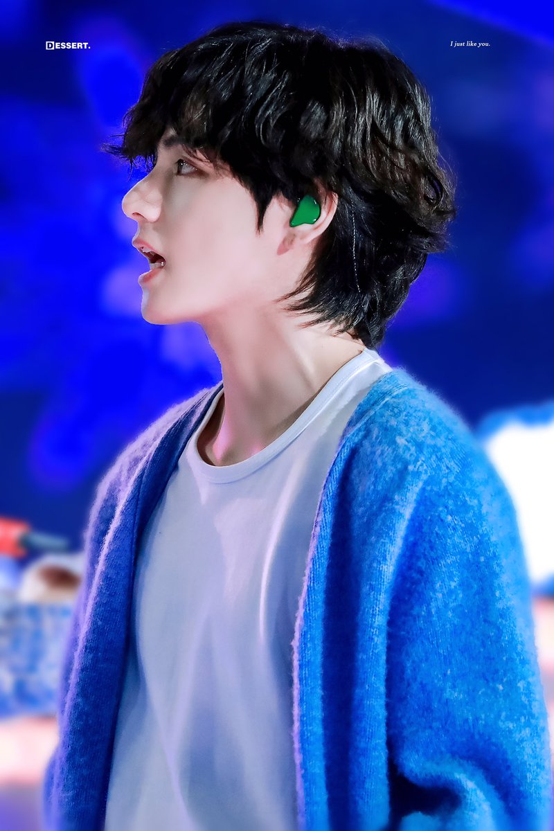 wulan_o7's tweet photo. let me breath tae hyung aaa😭😭😭😭😭  @BTS_twt  #BTS https://t.co/YMSfpoXhBQ