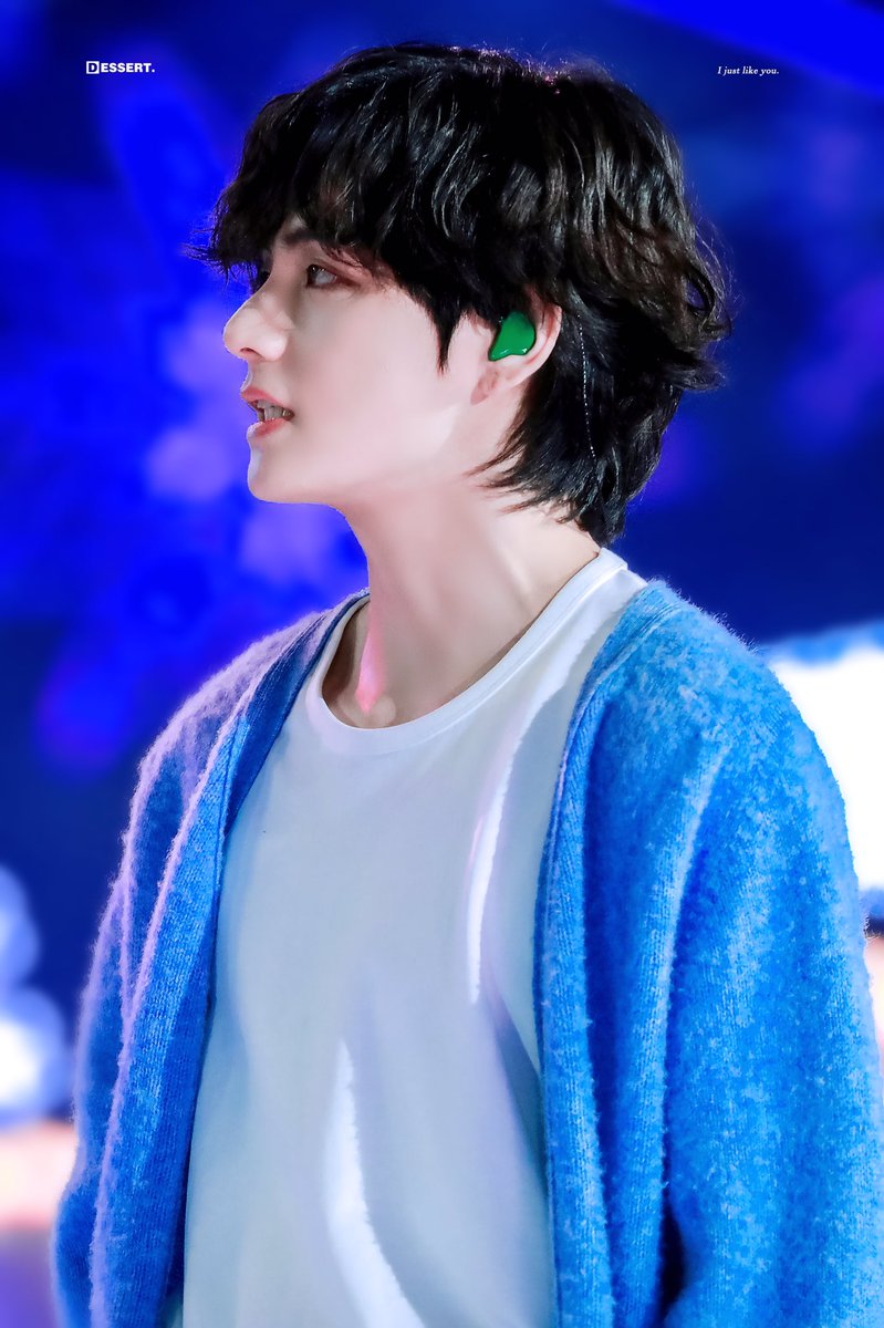 wulan_o7's tweet photo. let me breath tae hyung aaa😭😭😭😭😭  @BTS_twt  #BTS https://t.co/YMSfpoXhBQ