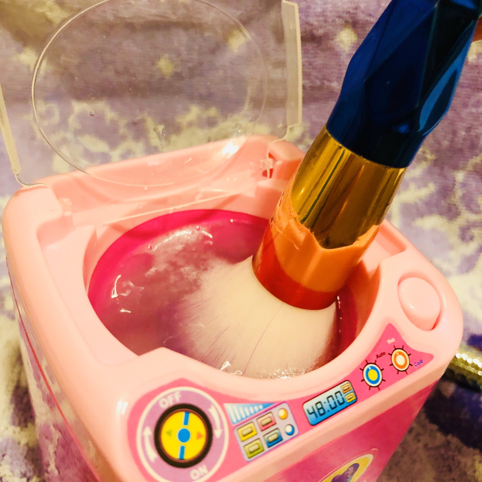 アルカナ ダイソーの洗濯機のおもちゃをどう使うかと言うと 水入れて 洗剤入れて パフとかメイクブラシとか入れて スイッチを押す 1 3分位で様子見ながら 汚れが取れてるか絞って確認する 濯ぎもやると良いぞ T Co W26fwew6x0 Twitter