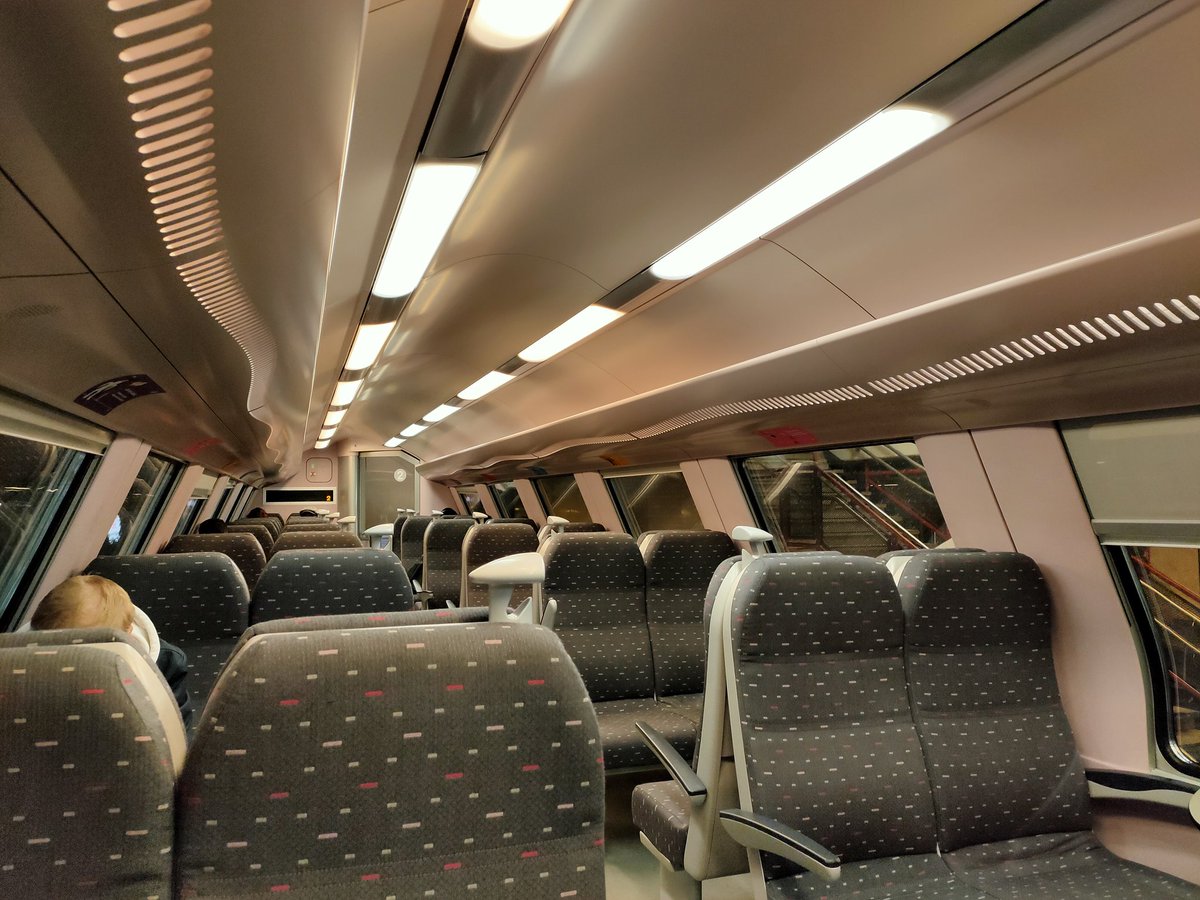 lejeunedutrain's tweet photo. On part désormais vers la capitale avec le #IC2434 @sncb en provenance de Liège Palais et à destination de Brussel Zuid https://t.co/U4A7ONO2Hg