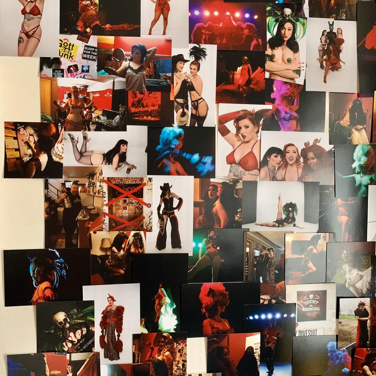 Burlesque überall! Unsere Burlesque Ausstellung von Gordan &amp; Roman ist natürlich auch im neuen Jahr bei uns zu sehen - kommt gern vorbei! 😍 👯 
.
.
.
#eroticartmuseum #eroticart #hamburg #stpauli #sanktpauli #hamburgkultur #hamburgmuseum #museumhamburg #museum #eroticmuseum