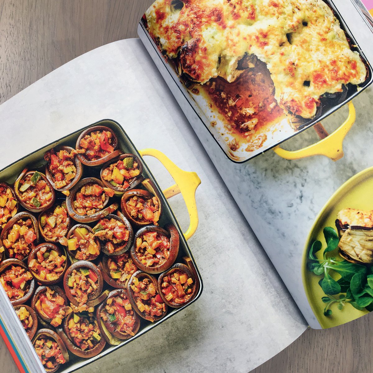Foyles's tweet photo. Dinner’s served! If you’re looking for tasty meals that will help you shed a few pounds, you’ll love the brilliant @pinchofnom #EverydayLight @booksbybluebird: 100 easy, delicious, tried-and-tasted recipes, all under 400 calories. Half price online >> https://t.co/jlyGwPXBAo https://t.co/CpCvELx87C