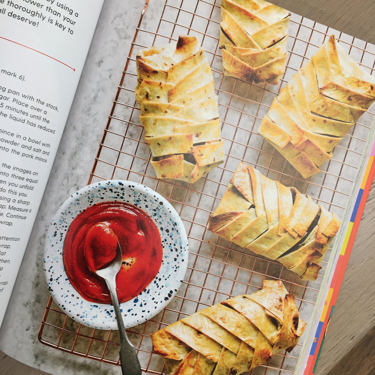 Foyles's tweet photo. Dinner’s served! If you’re looking for tasty meals that will help you shed a few pounds, you’ll love the brilliant @pinchofnom #EverydayLight @booksbybluebird: 100 easy, delicious, tried-and-tasted recipes, all under 400 calories. Half price online >> https://t.co/jlyGwPXBAo https://t.co/CpCvELx87C