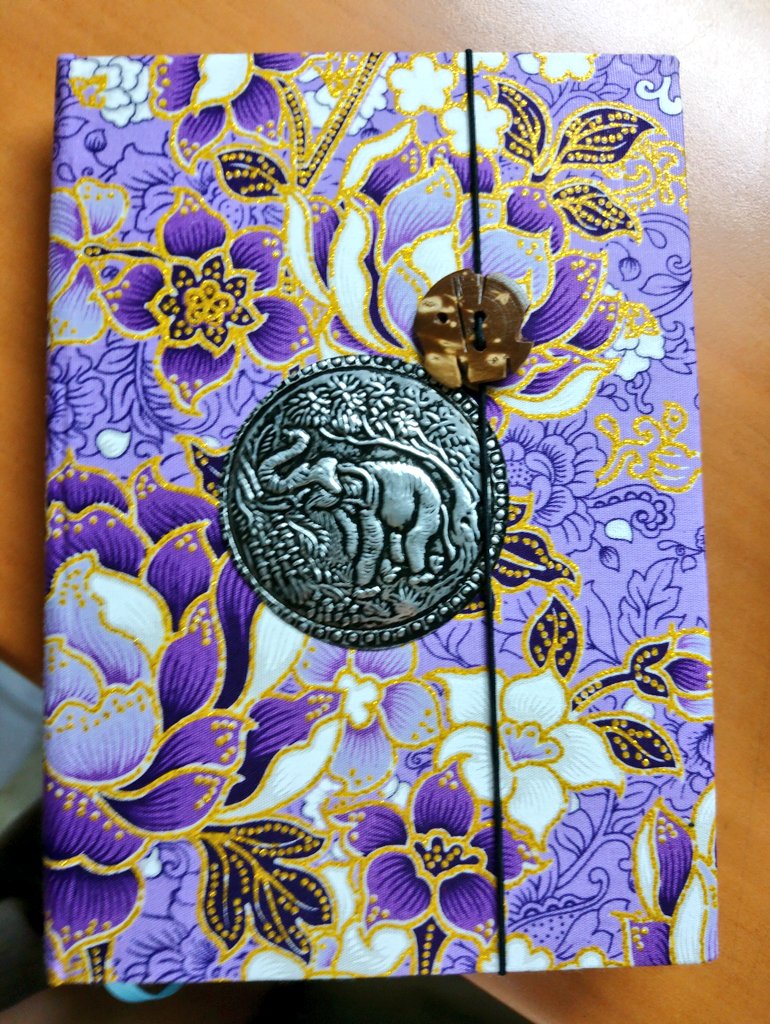 タイに行った友達からお土産に派手かわいいノート貰ったから今使ってるスケッチブック使い終わったらこれに絵を描く✏️ 
