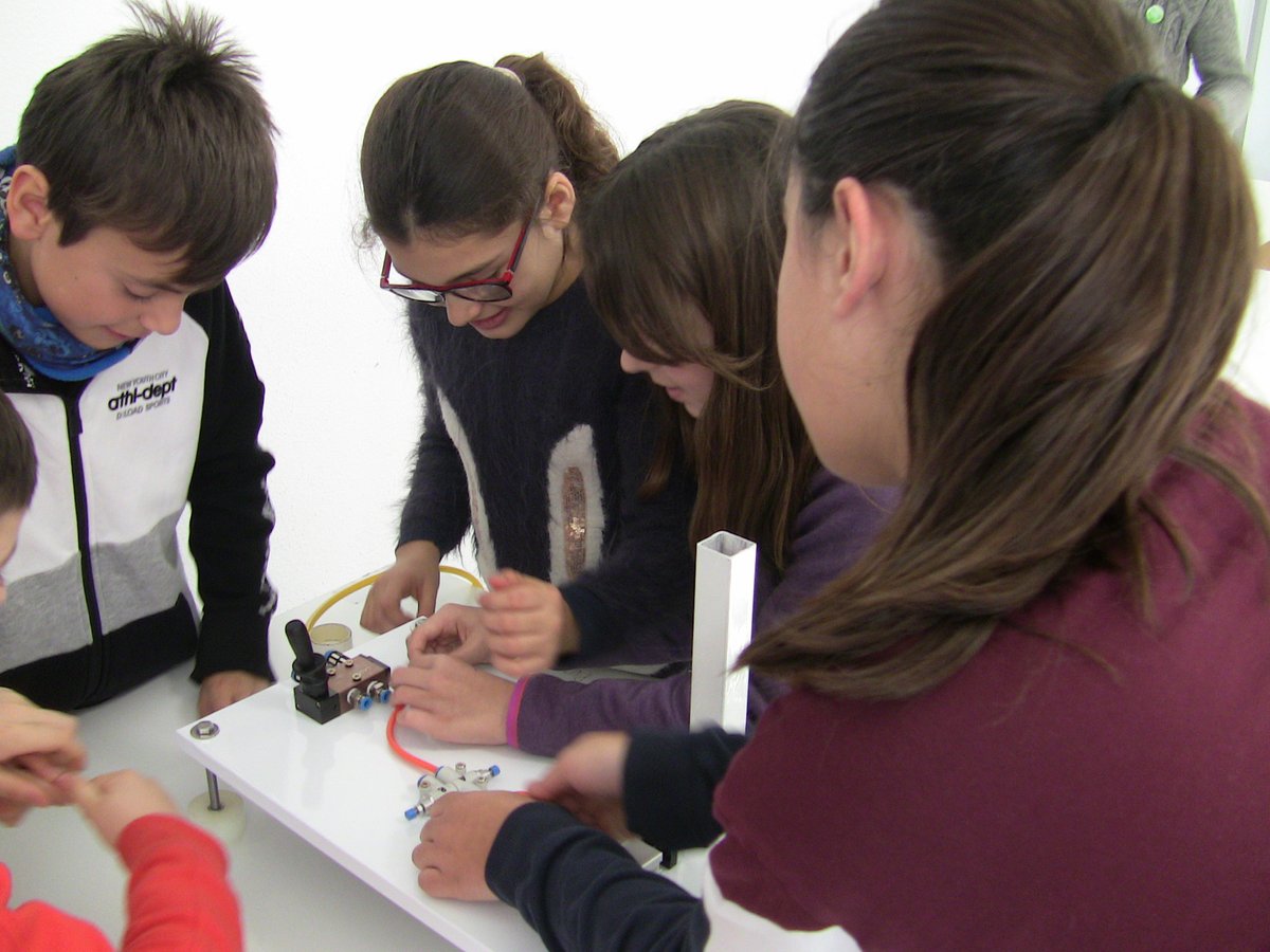 Miguel_Altuna's tweet photo. Urtea ongi hasteko #bergara-ko Aranzadi ikastolako LH5eko neska-mutikoak #scaperoomteknologikoa-n partaide.
#STEM-ak neskei gerturatzen.

@ikaslangipuzkoa @FPeuskadi @tknika #praktikaonakbultzatuz #emakumeakzientzian @dazientziat #talent #GetInvolved https://t.co/1QByzJbML8