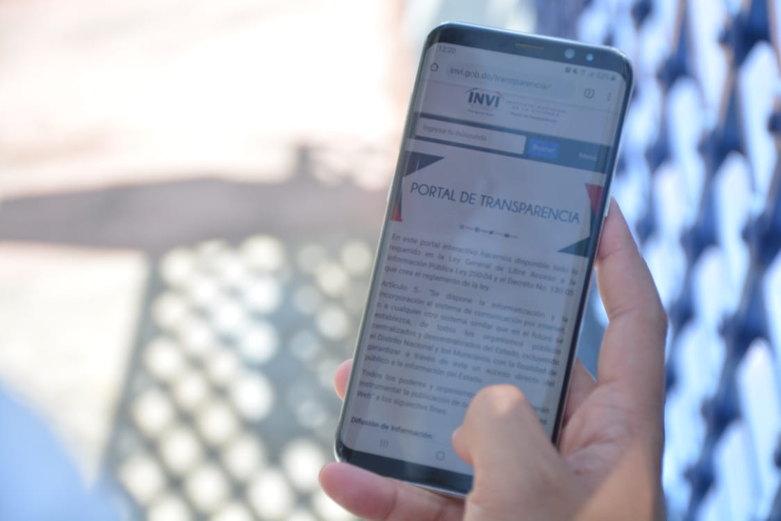 mivedrd's tweet photo. #INVITeInforma | Puedes acceder en nuestro portal de transparencia a informaciones y datos valiosos sobre la gestión del @INVI_RD de manera fácil y en cualquier lugar desde tu móvil.🤳🏽
Más detalles en nuestro portal web👉https://t.co/Xxk0kCgaCX
#TechoDignoParaLaGente https://t.co/gJyvhBEXw0