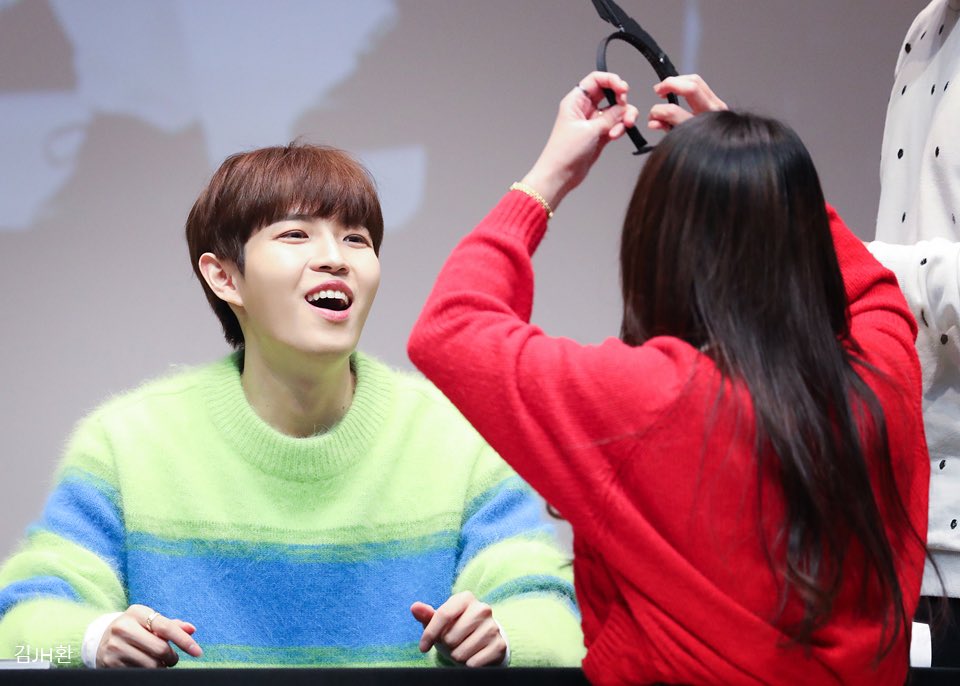 mint_jaehwan's tweet photo. 191222 뮤직아트
이번 팬싸의 목표는 
‘재환이 웃게해주기❤️’ 그리구 윈드 생각하며 예쁜 마음으로 준비했을 누나를 내가 정말 좋아한다고 얘기해주고 싶어서 머리띠를 제작해갔다. 그걸 내가 쓴다고 하니까 빵 터졌지😆 하찮은 윈드1일뿐이지만 마음만은 전해졌으면 @_JHNISM 사진 고마워 :D #김재환 https://t.co/1d0Ml5XkvK