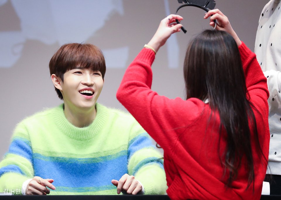 mint_jaehwan's tweet photo. 191222 뮤직아트
이번 팬싸의 목표는 
‘재환이 웃게해주기❤️’ 그리구 윈드 생각하며 예쁜 마음으로 준비했을 누나를 내가 정말 좋아한다고 얘기해주고 싶어서 머리띠를 제작해갔다. 그걸 내가 쓴다고 하니까 빵 터졌지😆 하찮은 윈드1일뿐이지만 마음만은 전해졌으면 @_JHNISM 사진 고마워 :D #김재환 https://t.co/1d0Ml5XkvK