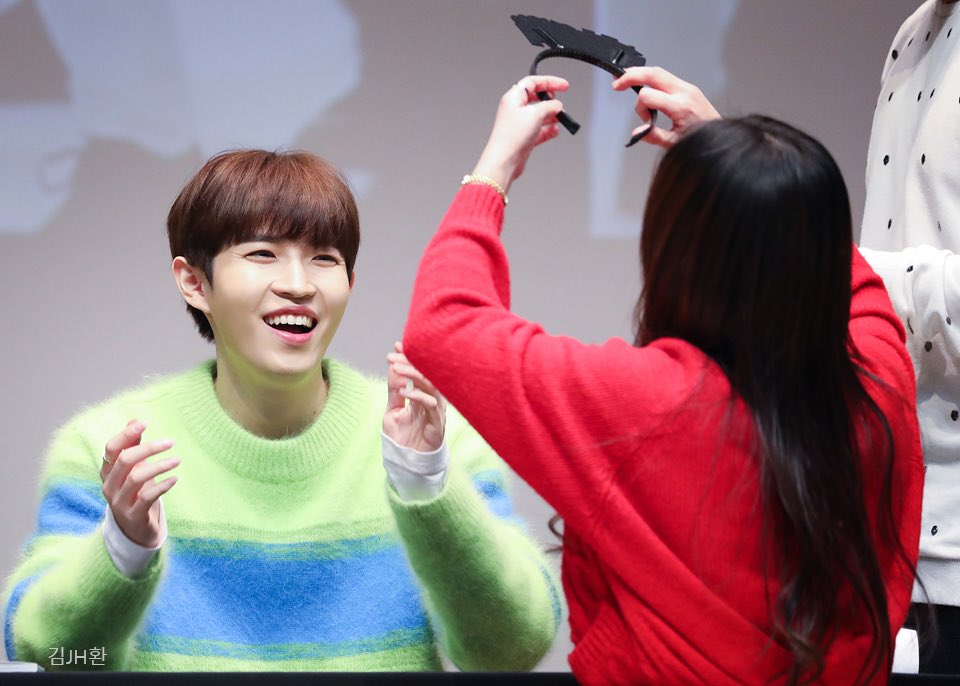 mint_jaehwan's tweet photo. 191222 뮤직아트
이번 팬싸의 목표는 
‘재환이 웃게해주기❤️’ 그리구 윈드 생각하며 예쁜 마음으로 준비했을 누나를 내가 정말 좋아한다고 얘기해주고 싶어서 머리띠를 제작해갔다. 그걸 내가 쓴다고 하니까 빵 터졌지😆 하찮은 윈드1일뿐이지만 마음만은 전해졌으면 @_JHNISM 사진 고마워 :D #김재환 https://t.co/1d0Ml5XkvK