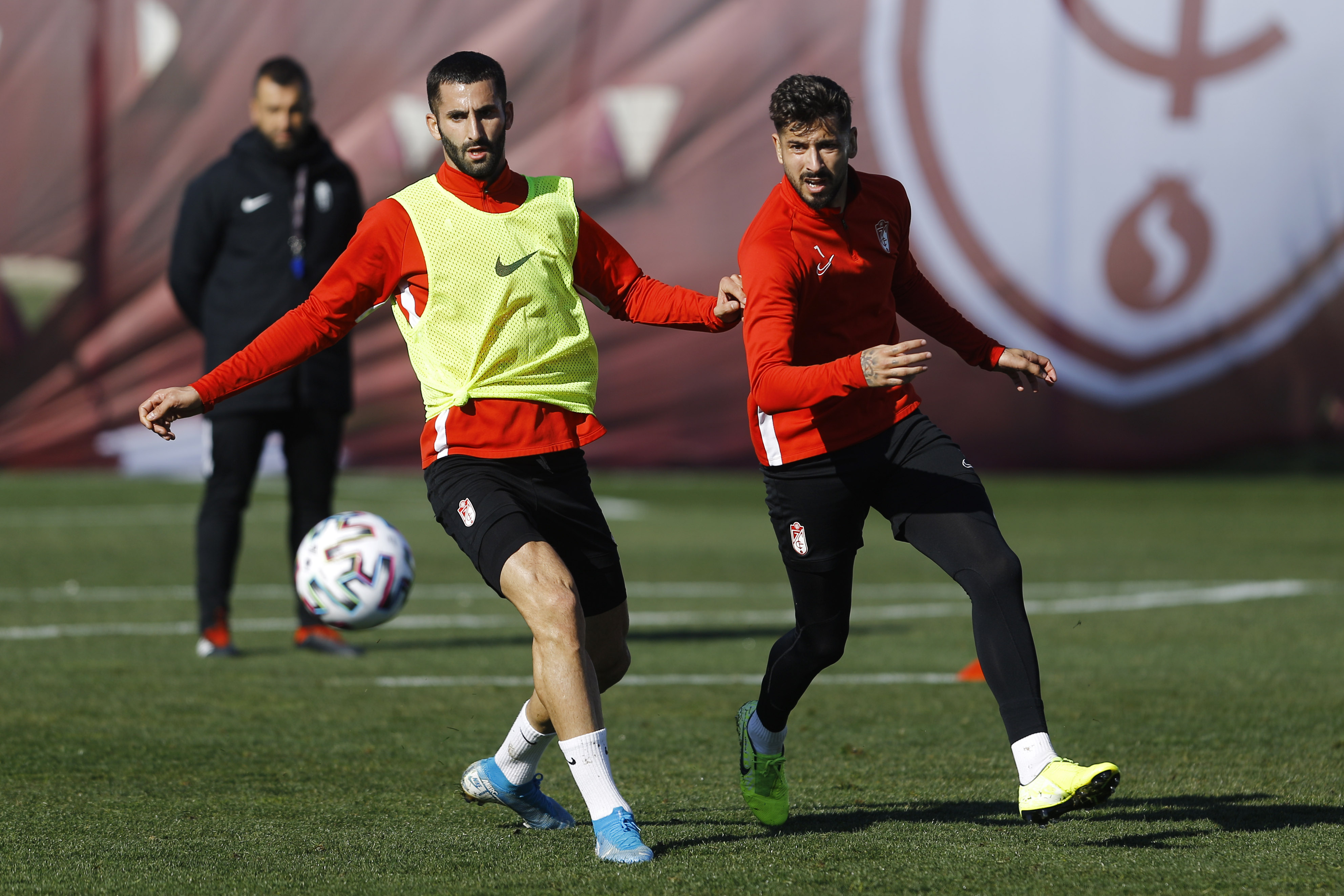 Los jugadores del Granada, durante la sesión de este martes (Foto: GCF).
