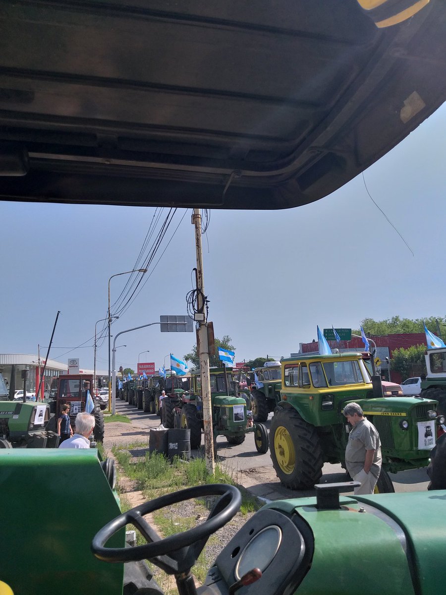 AgustinQuiroga_'s tweet photo. #Tractorazo 
La historia se repite, al igual que en 2008 el campo se levanta.. 🇦🇷🇦🇷🇦🇷
#Campo #Pergamino https://t.co/th7YUMFB6W