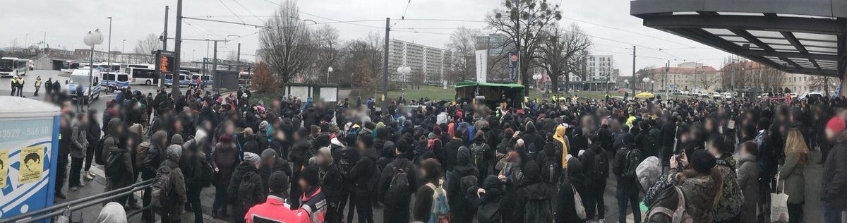 werdasliestist's tweet photo. Etwa 700 Menschen stehen auf dem Bahnhofsvorplatz in #Dessau um an den Mord an #OuryJalloh heute vor 14 Jahren im Dessauer Polizeirevier und alle anderen Opfer rassistischer #Polizeigewalt zu erinnern.
"Oury Jalloh - das war Mord!"
#de0701 #d0701 #rassismus #antira @OuryJalloh https://t.co/KZmTlsjQEj