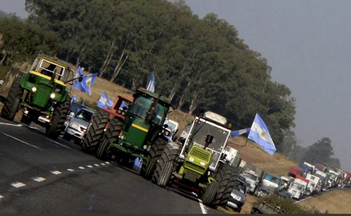 tranqueron's tweet photo. TEMPORADA RÉCORD EN LA COSTA ATLÁNTICA 🚜
Las colas en la ruta llegan hasta #Pergamino. La gente sale a veranear hasta en tractor!
Rotundo exito de los nuevos impuestos y retenciones del gobierno. #tractorazo https://t.co/m8cnGo1mQm