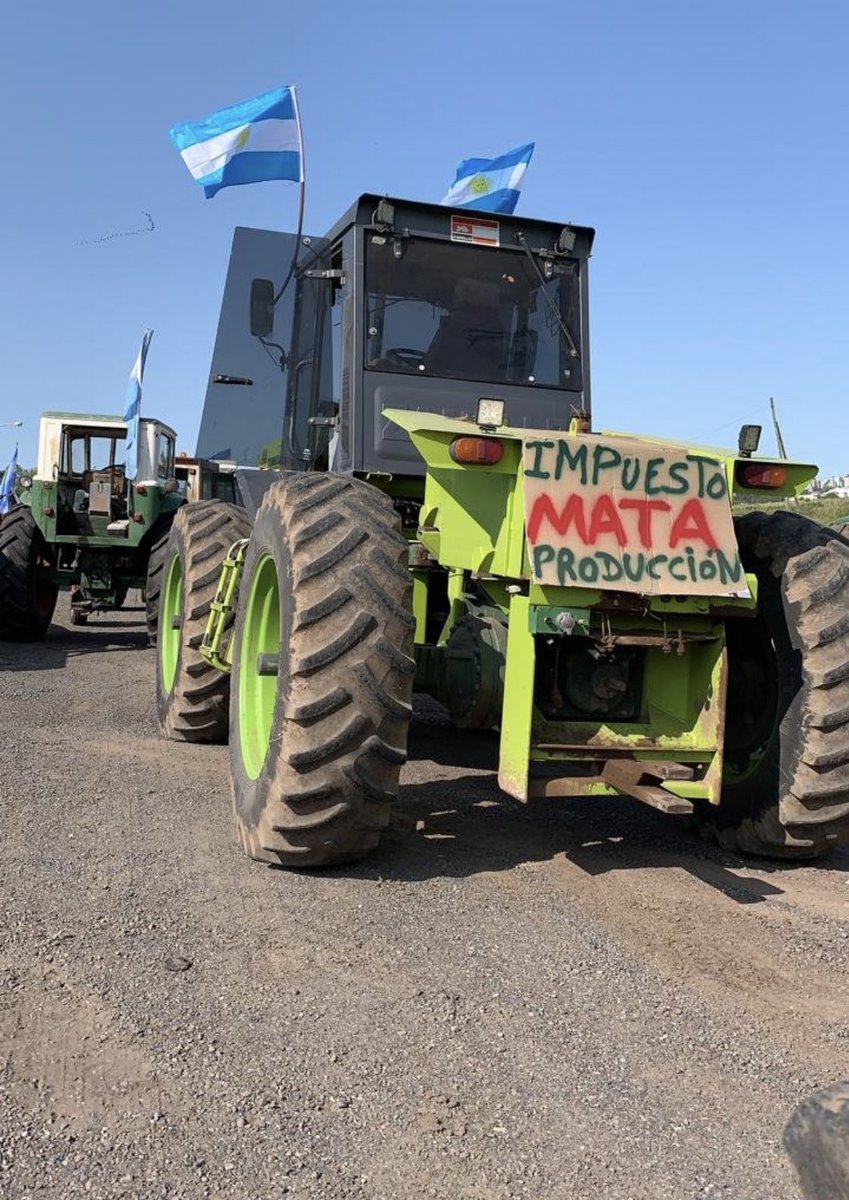 tranqueron's tweet photo. TEMPORADA RÉCORD EN LA COSTA ATLÁNTICA 🚜
Las colas en la ruta llegan hasta #Pergamino. La gente sale a veranear hasta en tractor!
Rotundo exito de los nuevos impuestos y retenciones del gobierno. #tractorazo https://t.co/m8cnGo1mQm