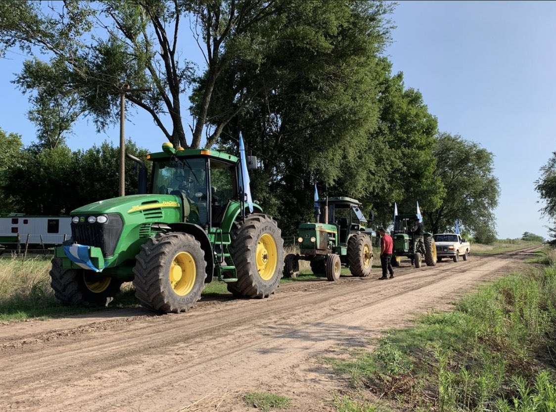 tranqueron's tweet photo. TEMPORADA RÉCORD EN LA COSTA ATLÁNTICA 🚜
Las colas en la ruta llegan hasta #Pergamino. La gente sale a veranear hasta en tractor!
Rotundo exito de los nuevos impuestos y retenciones del gobierno. #tractorazo https://t.co/m8cnGo1mQm