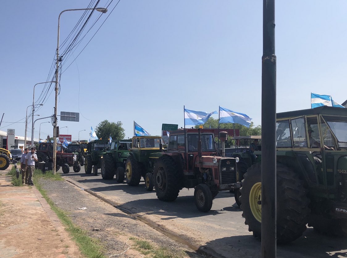 tranqueron's tweet photo. TEMPORADA RÉCORD EN LA COSTA ATLÁNTICA 🚜
Las colas en la ruta llegan hasta #Pergamino. La gente sale a veranear hasta en tractor!
Rotundo exito de los nuevos impuestos y retenciones del gobierno. #tractorazo https://t.co/m8cnGo1mQm