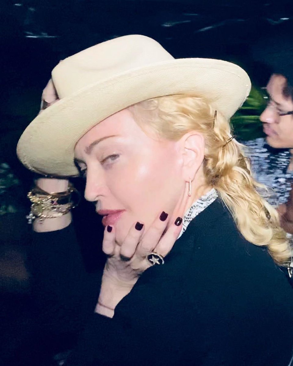 Madame โ is ready to continue her journey however challenging it may be. 2020- Positive Vibes ๐๐๐๐ผ#Lisboa #madamextheatre