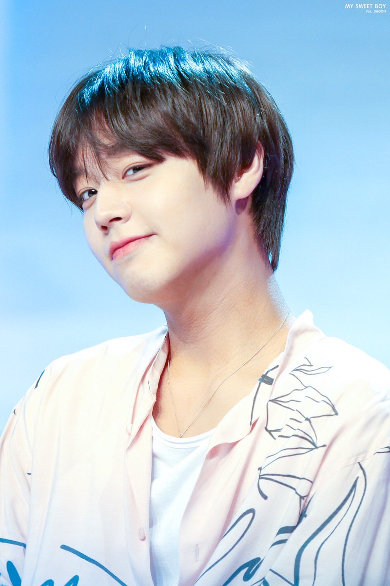 MYSWEETBOY_JH's tweet photo. 200105 아임미미 얼굴상영회

근데 솔직히 똑같다 그쵸🙄
이러나 저러나 지훈이가 이쁜건 똑같아😊

#박지훈 #박미미 #아임미미팬사인회 #parkjihoon https://t.co/Bf0nABWXu4