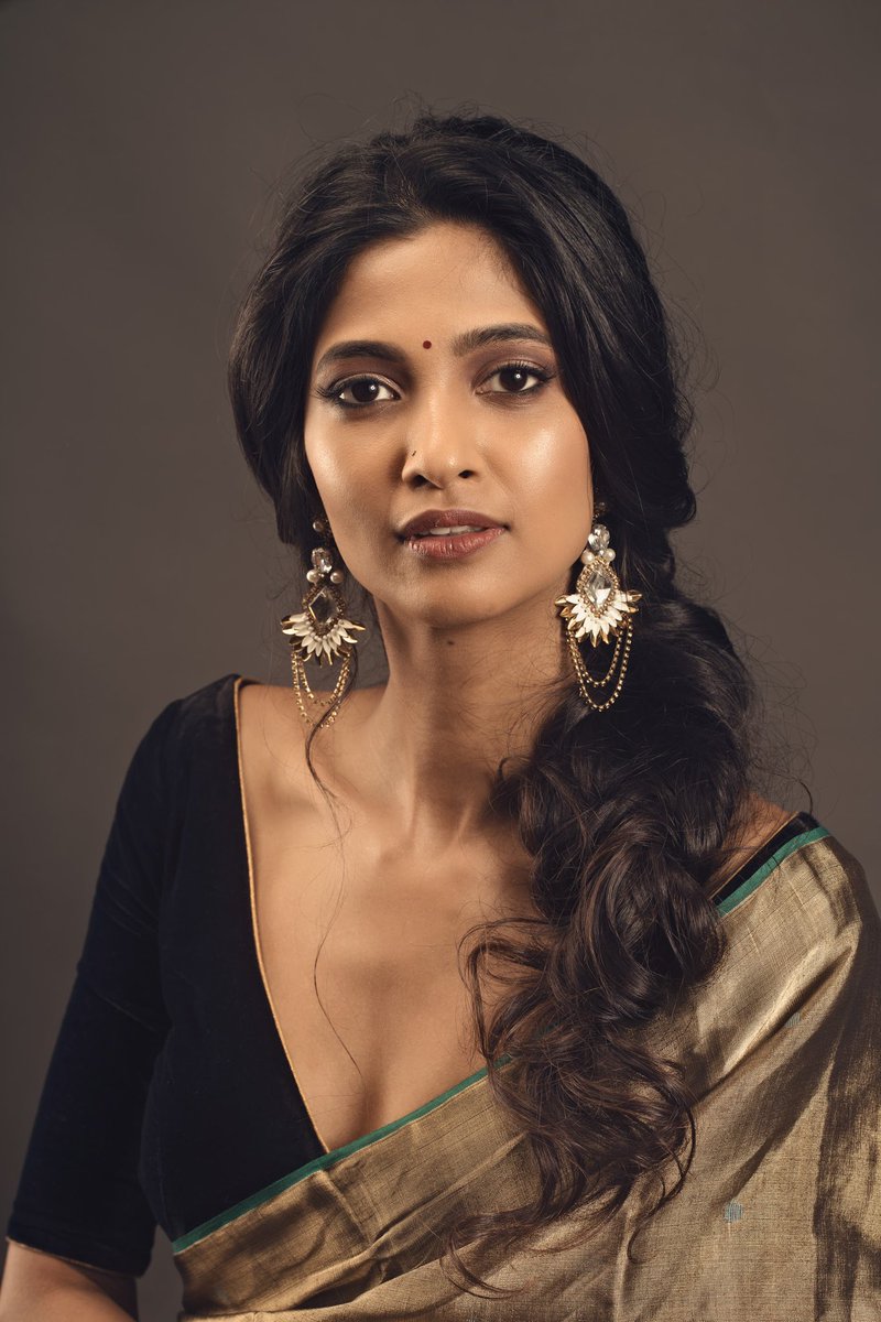 Keerthi Pandian on Twitter: "For #zeecineawardstamil2020 @ZeeTamil Styled  by the best, Adithi ♥️ Saree by @anavilamisra Earrings by @DeepaGurnani  from Amethyst HairMakeUp by Danam from one of the best @VurveSalon  Photographed by
