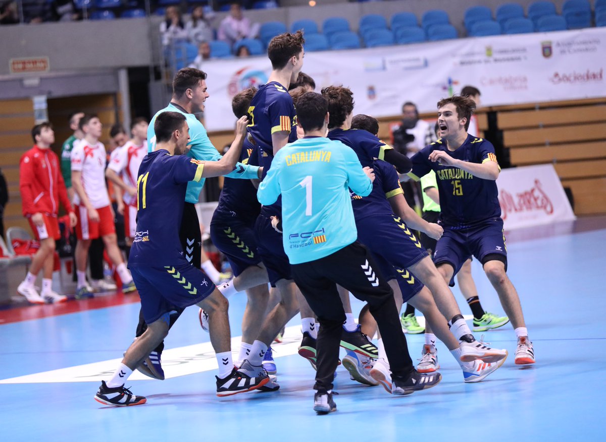 FedCatHandbol's tweet photo. #CESABM2020 🏆 | FINAL JUVENIL MASCULINA
👉 La #SeleCatHandbol de @davidlupus es proclama CAMPIONA D’ESPANYA després de guanyar a C. De Madrid ❗️
#FEMHOREALITAT 🔥💪
📸: @xavivegasconv https://t.co/3ZXEMtyacY