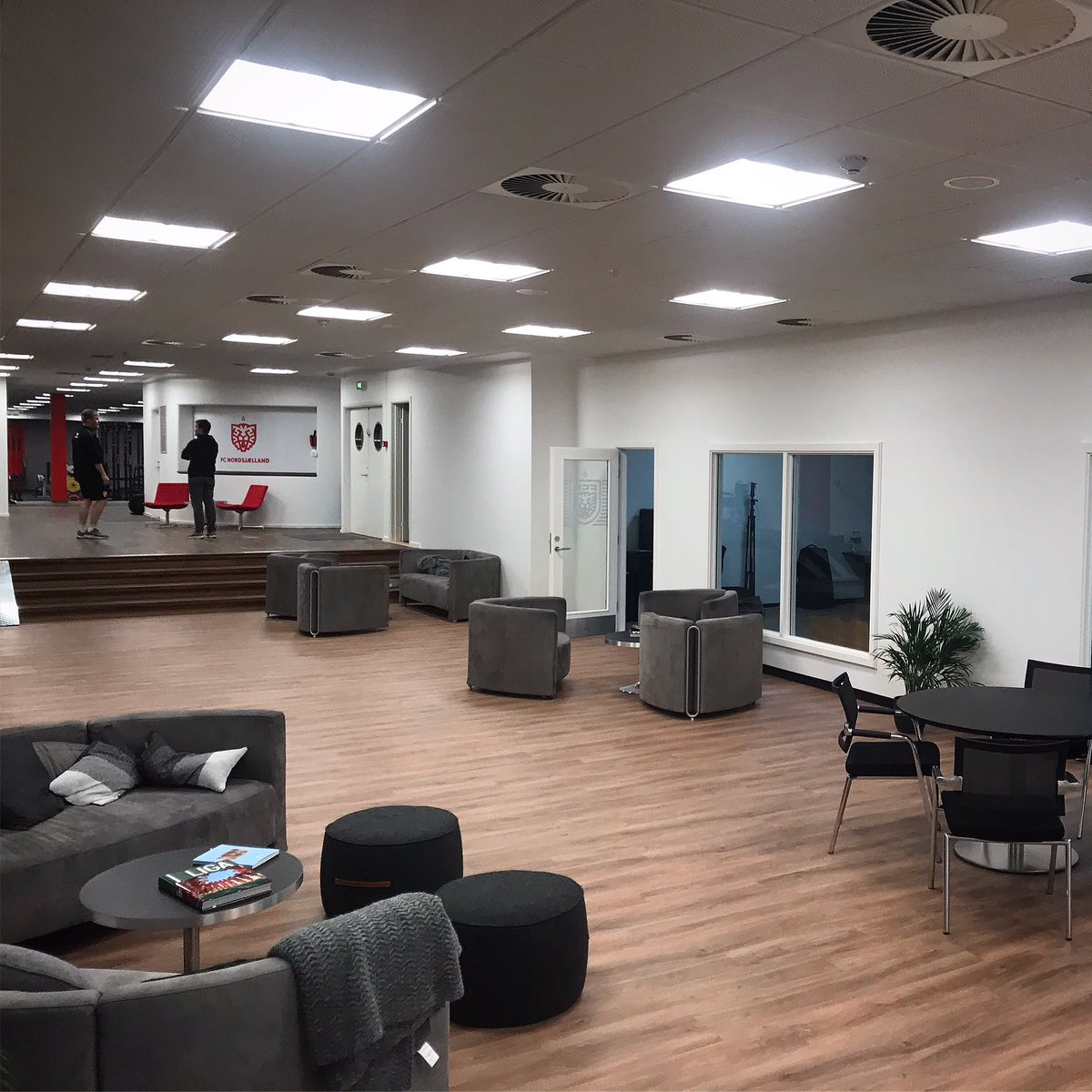 Dagen idag har stået på et besøg hos FCNs akademiet. Her blev det til en snak om udviklingen hos deres spillere, samt en rundtur gennem deres nye lokaler og flotte faciliteter. #dbu #talentudvikling <a href="/fcnordsjaelland/">FC Nordsjælland 🐯</a> #klubbesøg #talentudvikling