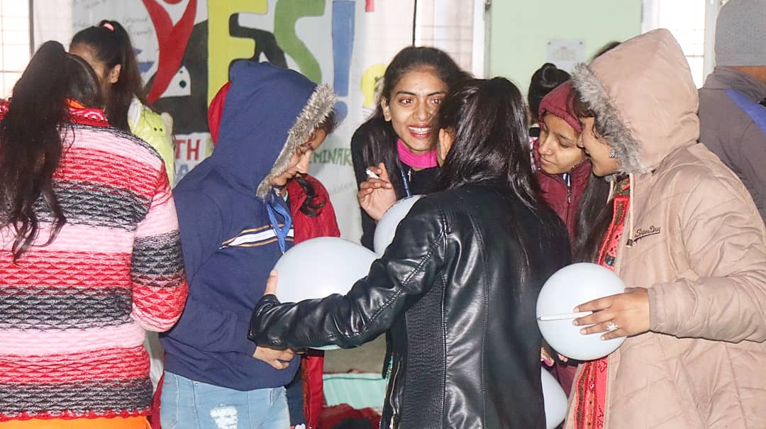 sancy_sharma's tweet photo. It's amazing to teach YES!+ when it's snowing outside❄ in the laps of Dhauladhar #Dev_Bhoomi_Himachal . Great experience to co-teach with three more yes plus teachers.
#Super_Energetic_batch
#Happiness
#The_Art_of_Living https://t.co/rm8U9iC9op