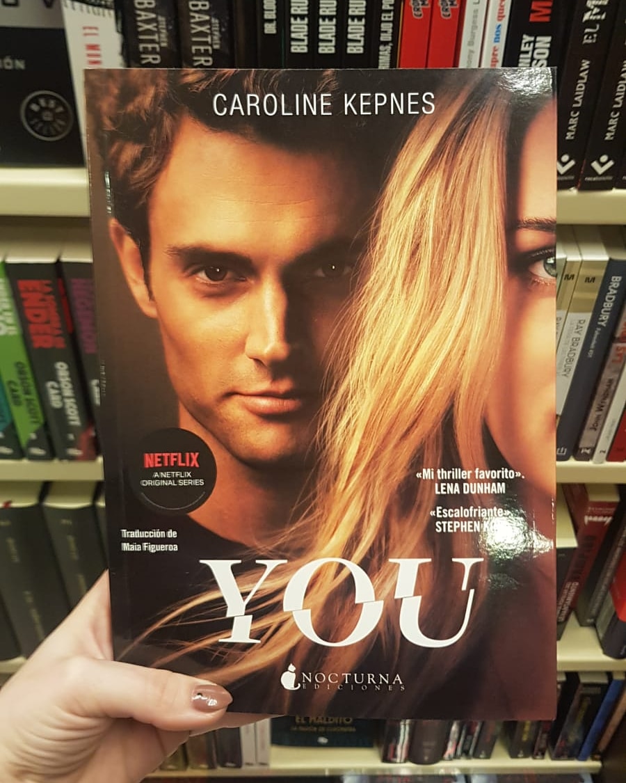 💔 Si eres fan de la serie "You" No puedes perderte la novela de Caroline Kepnes. 

El libro profundiza en lo vulnerables que somos al acoso y la manipulación digital en la actualidad hiperconectada mediante una historia frenética.