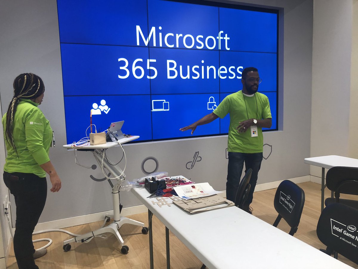 ChalimaS's tweet photo. The Exploring CS class creating their own finger sensor at the Microsoft Store. @OCSDelaware @OdysseyCHS https://t.co/nMQTzXKqmM