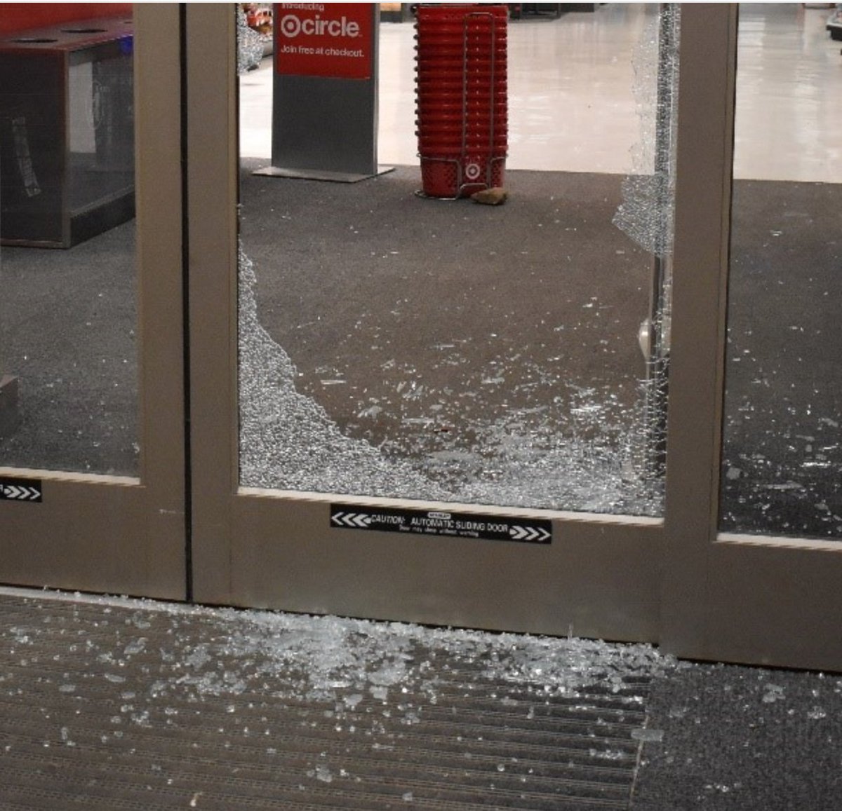 IWFAinfo's tweet photo. #Smashandgrab thieves are getting bolder. #Securitywindowfilm may not prevent entry, but may delay it, possibly discourage entry and add more time to an entry. Learn about window film at https://t.co/SDV1ZrJmEI and locate a nearby business to answer questions. #storesecurity https://t.co/7xDJTLeP8E