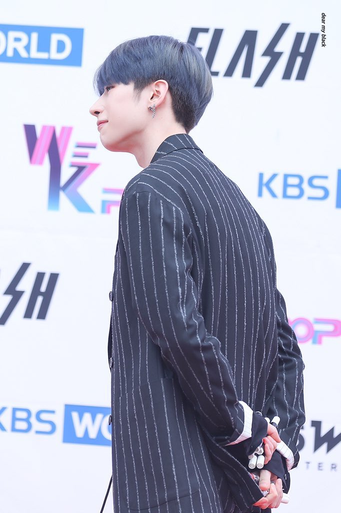 snoopywooshin's tweet photo. he really picked up all the markers on the floor and held onto it behind his back. everyone say SEUNGWOO BESTEST LEADER 🥺🥺🥺 https://t.co/yuNJK480bY
